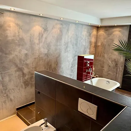 1 Apartment *